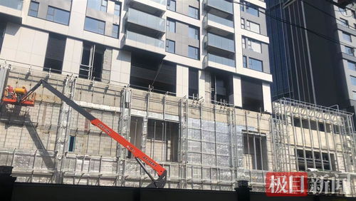 武漢一商鋪屋頂現 斜沉 ,對面在建工地 房屋將維修,補償需評估
